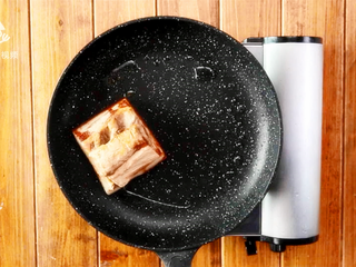 7、四川烧白，宴席压轴菜的家常做法,五花肉肉皮朝下小火煎5分钟