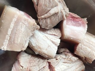 1、东坡肉,五花肉整块入水,焯两三分钟。撇净血沫,捞出来~拔拔毛还是很有必要的,总会有漏网之鱼。处理干净之后切大块。我切了七块。