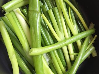 2、东坡肉,在小炖锅的锅底铺上满满的香葱段,炒锅也可以,但是液体量有变化。