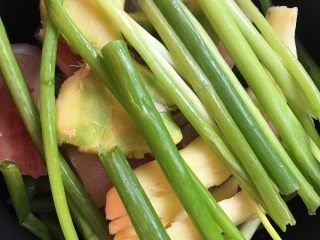 4、东坡肉,两块姜拍扁,盖在肉上面,葱段继续铺上!