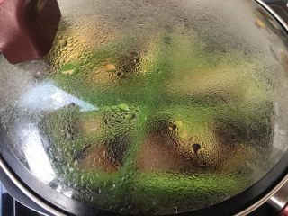 7、东坡肉,锅里加点开水,与肉齐平就好,开火,烧开后转小火,慢炖两个小时!