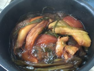 8、东坡肉,慢慢的,葱和姜的味道都会融进汁里,再烹入肉中,口不重的就不需要加盐了,生抽的味道就够了,也不用加老抽了,我这个酱油颜色不好,如果觉得颜色淡的话了加几滴老抽,加盐的话最后半个小时加。