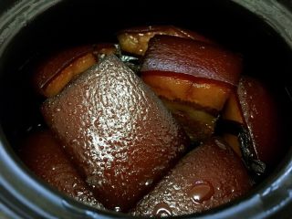 11、东坡肉,蒸好之后,颜色变深了!皮变紧致了!肉里的油蒸出去了!