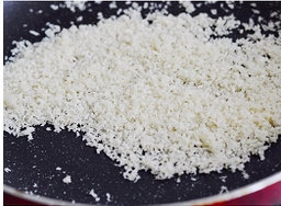 3、法式蓝带芝心猪排,在猪里脊上片下薄薄的一块肉，加入盐，白胡椒和黄酒。