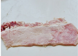 7、法式蓝带芝心猪排,鸡蛋打散，均匀沾上蛋液。