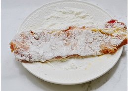 9、法式蓝带芝心猪排,培根，芝士都对半切开，铺在猪排中间。