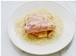 13、法式蓝带芝心猪排,两面和两侧都裹上面包糠。