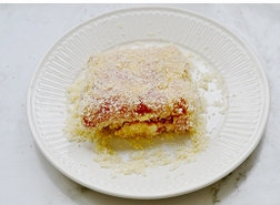 14、法式蓝带芝心猪排,炸篮底部刷层，放入猪排。