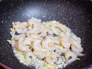 8、虾仁炒鸡蛋,再放入虾仁翻炒至变色变白
