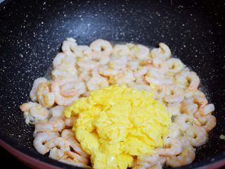 9、虾仁炒鸡蛋,加入鸡蛋