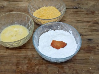 6、鸡米花,腌好的鸡胸肉粘上一层玉米淀粉