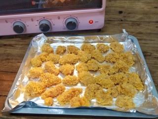 9、鸡米花,放入垫有锡纸的烤盘中