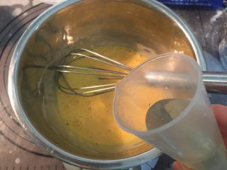 3、海苔肉松蛋糕卷,然后加入色拉油，拌匀