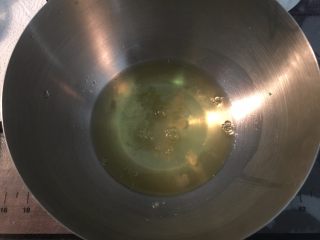 6、海苔肉松蛋糕卷,用电动打蛋器将蛋白打发至粗泡，放入柠檬汁，并且分三次加入45克砂糖