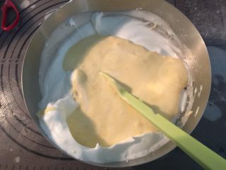 9、海苔肉松蛋糕卷,再倒回剩下的蛋白霜里