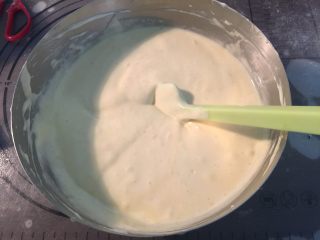 10、海苔肉松蛋糕卷,翻拌均匀，在拌蛋糕糊的过程中要注意用切拌，就像切菜那样的动作来拌匀，或者用从底部往上那样来拌匀，千万注意不要消泡