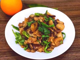 12、下饭菜之青椒炒肉片,翻炒片刻出锅装盘