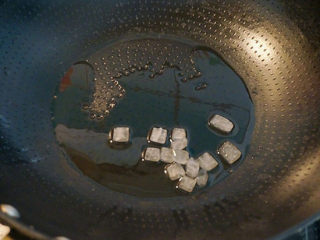 2、红烧肉炖鹌鹑蛋,起锅，倒入少许油，放入一小把冰糖中小火熬煮；