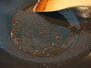 3、红烧肉炖鹌鹑蛋,中小火炒出焦糖色；