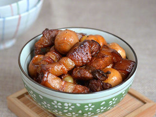 8、红烧肉炖鹌鹑蛋,出锅，装盘。