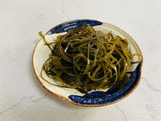 2、香辣海带丝,捞起沥干水分备用