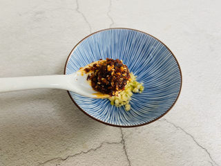 5、香辣海带丝,加入一勺辣椒油