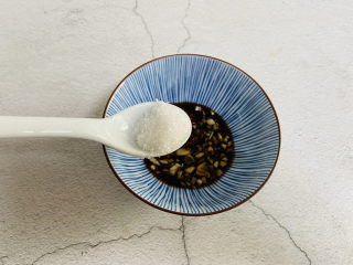 8、香辣海带丝,适量白糖