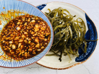 16、香辣海带丝,倒入调料汁