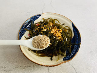 17、香辣海带丝,一勺熟白芝麻