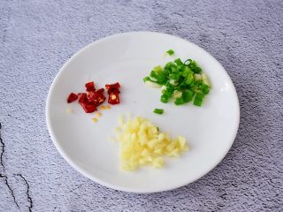 3、孜然杏鲍菇,蒜切末，干红辣椒切小段，葱切葱花