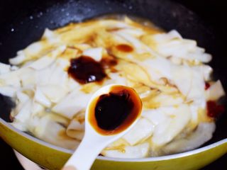 8、孜然杏鲍菇,加入老抽