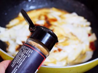 9、孜然杏鲍菇,加入孜然粉