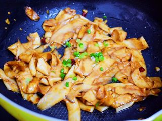 11、孜然杏鲍菇,出锅前撒上葱花即可