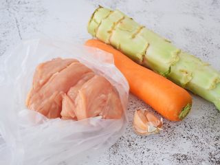 1、莴笋炒鸡肉,准备好材料