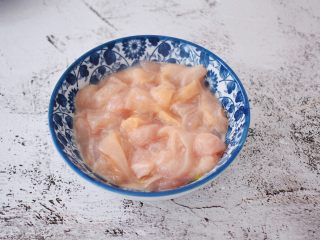 2、莴笋炒鸡肉,鸡胸肉去皮去筋洗净切成条状，加入料酒、盐、淀粉抓匀腌制备用