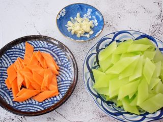 3、莴笋炒鸡肉,莴笋去皮先斜段再切片，胡萝卜先斜段再切片，蒜切末备用