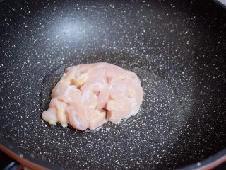 4、莴笋炒鸡肉,锅中倒入适量的食用油烧热，再放入鸡胸肉翻炒至变色变白