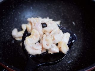 5、莴笋炒鸡肉,盛出备用