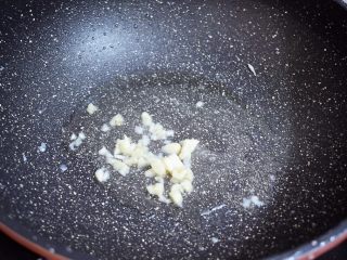 6、莴笋炒鸡肉,原锅倒入适量的食用油烧热，放入蒜末爆香