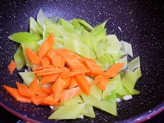 7、莴笋炒鸡肉,放入莴笋和胡萝卜