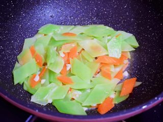 8、莴笋炒鸡肉,翻炒至断生