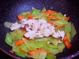 11、莴笋炒鸡肉,放入鸡肉