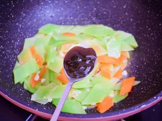 9、莴笋炒鸡肉,加入蚝油