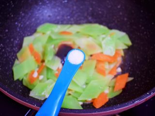 10、莴笋炒鸡肉,依个人口味加入盐，翻炒均匀