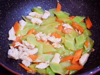 12、莴笋炒鸡肉,翻炒均匀即可