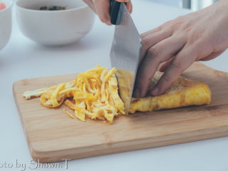 4、日式春雨沙拉,在折叠的状态下切成细丝