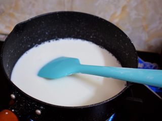 6、脆皮鲜奶,放至炉上边煮边搅拌