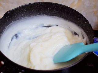 7、脆皮鲜奶,煮至奶糊状
