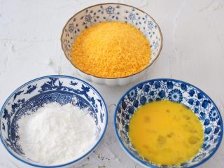 10、脆皮鲜奶,鸡蛋打散备用，玉米淀粉和面包糠分别装在碗中备用