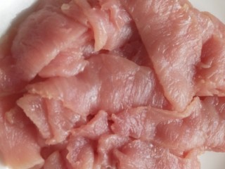 1、砂锅水煮肉片,里脊肉洗干净,切薄片。